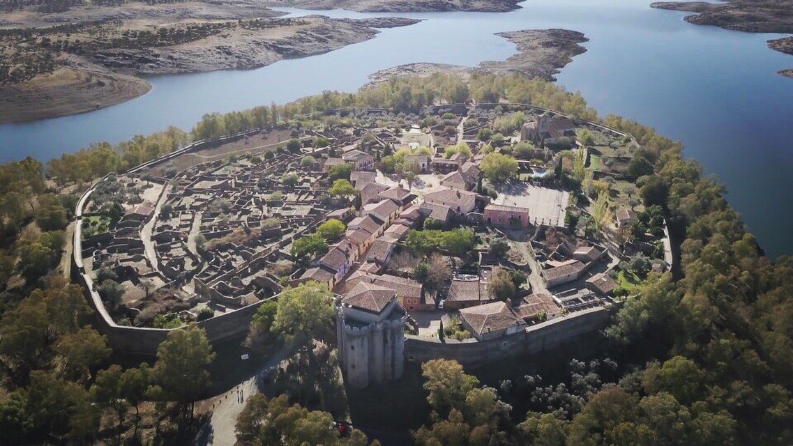 Recuerdos_Mo's tweet image. Terminamos nuestra escapada de fin de semana por #Extremadura visitando la ciudad abandonada de #Granadilla ¿La conoces? @Extremadura_tur @MadridTB #dronestragram @dr0nestagram