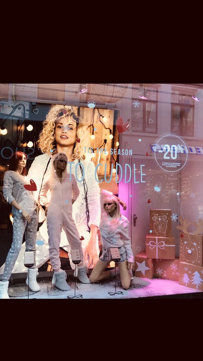 Amsterdam Kalverstraat is ready to cuddle!❄️ #HKMVM  #cosy #minime  2427 🎀