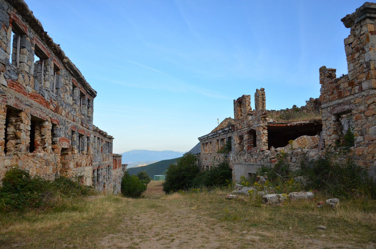 Poblado minero de Peña Do Seo. abandonadosalsilencio.blogspot.com.es/2017/11/poblad… #AbandonedPlaces #abandoned #arqueologiaindustrial #mineria #urbex #rurex #rural #decay #decayed #bierzo #leon #abandonado #despoblado