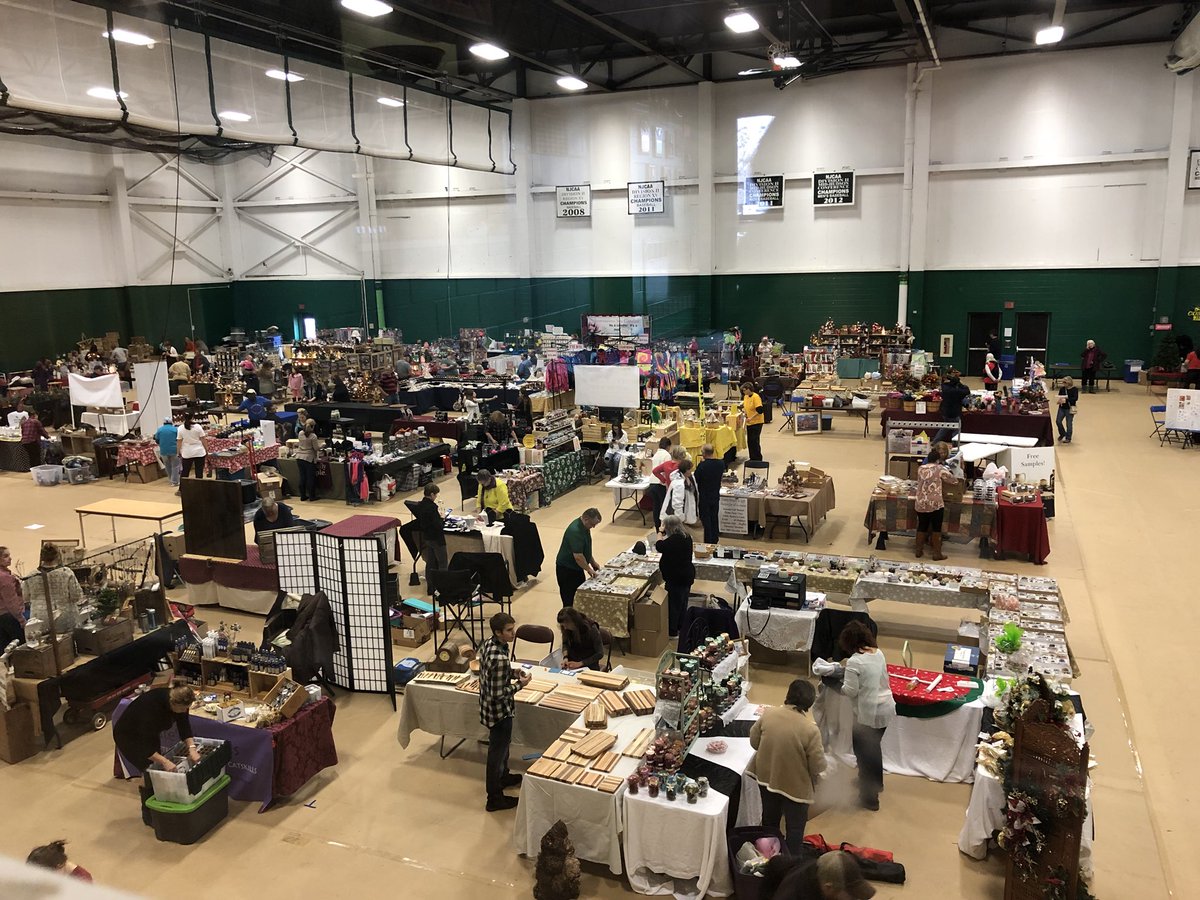 SullivanCounty's tweet image. SUNY Sullivan craft fair doors open at 10:00 am. Start your holiday shopping here. #suny_sullivan #sullivancounty #craftfair