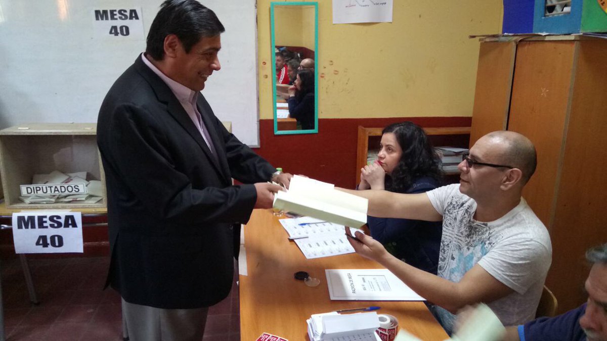 VictorOsorioR's tweet photo. Votando en este día histórico donde llegaremos junto a nuestros vecinos al parlamento #YoVotoGuillier 🤘🏼 https://t.co/QptfpAibAK