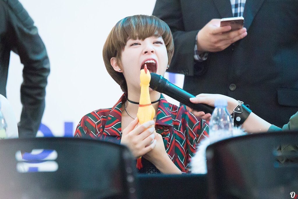 twice__jnyn's tweet photo. @__O_c__yeol 褒め言葉ですね、ありがとうございますㅋ私らしくいきますよㅋㅋ
…え、チャニオッパでですか？んー、セフニオッパがいいですㅋㅋㅋㅋ https://t.co/bsq6qInR0K