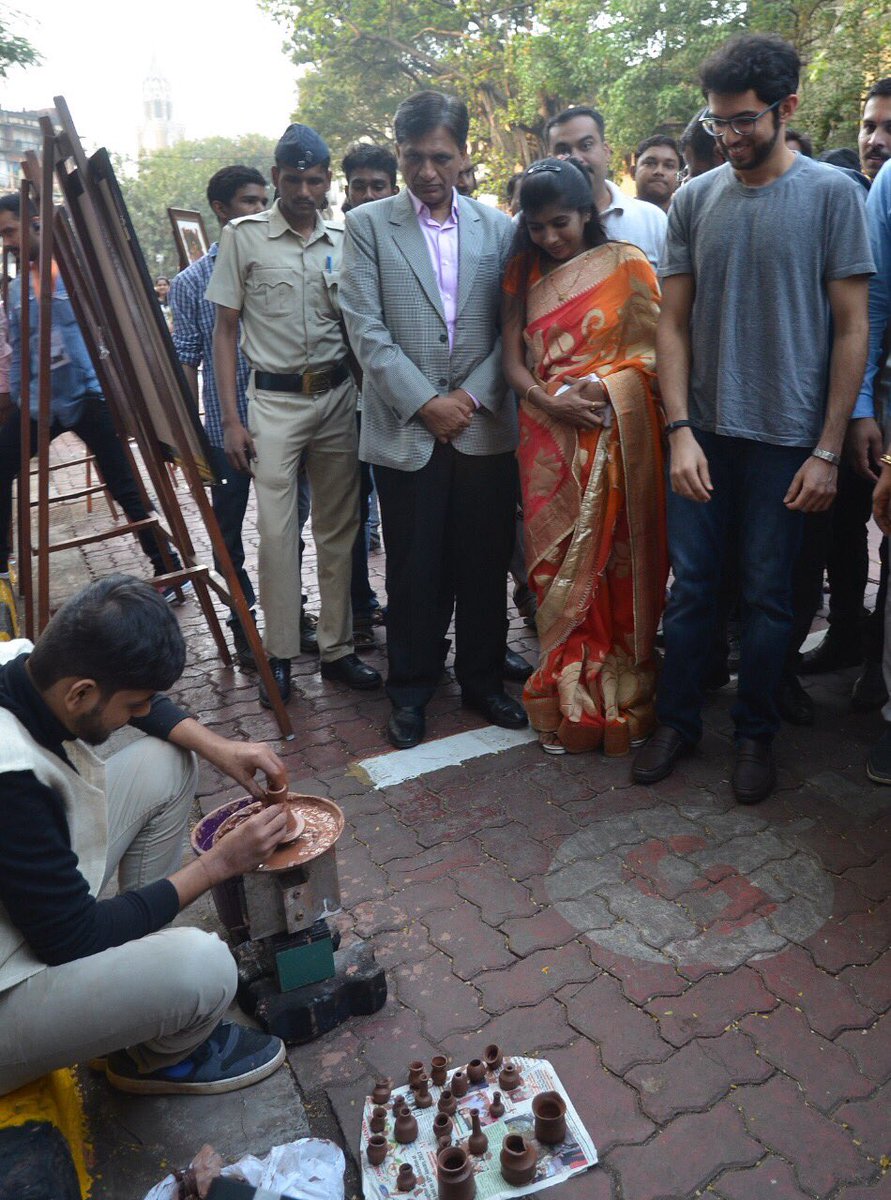 misagarpardeshi's tweet photo. युवासेनाप्रमुख @AUThackeray यांच्या पुढाकाराने विविध कलागुणांना, कलाकारांना दर रविवारी व्‍यासपीठ उपलब्‍ध व्‍हावे यासाठी “खुले व्‍यासपीठ” ही संकल्‍पना #BMC @mtdc_official च्या संयुक्त विद्यमाने आज पासून सुरु करण्यात आली. मुंबईकरांना दर रविवारी ११.०० ते ७.०० वा. पाहता येणार आहे. https://t.co/cZhRan9H52