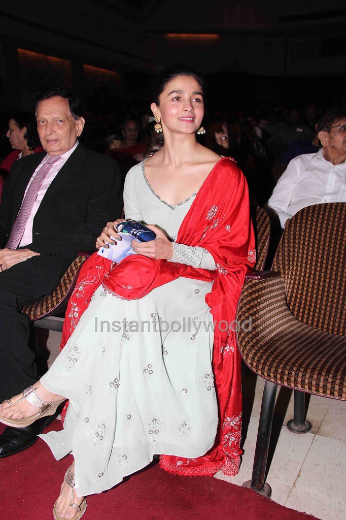 AliaCentral's tweet photo. RT @AliaCluster: Pretty in red!😍❤ @aliaa08 https://t.co/7lO6Ts4A2c