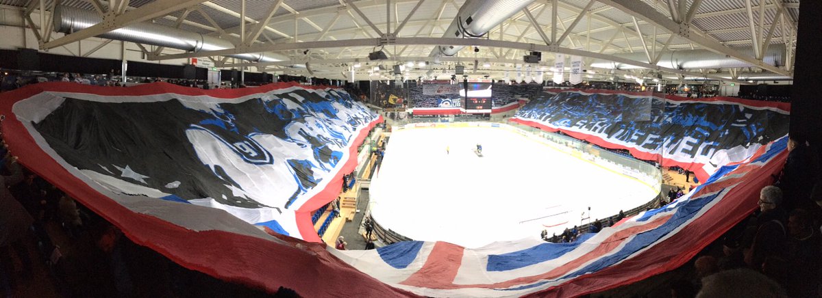 EHC_Kloten_1934's tweet photo. WOOOW!! Danke für diese perfekte Choreo😍👏🏻!!! #stehplätzschluefweg #ehckloten #saison1718 #ehckscb https://t.co/ReaHC60fWW