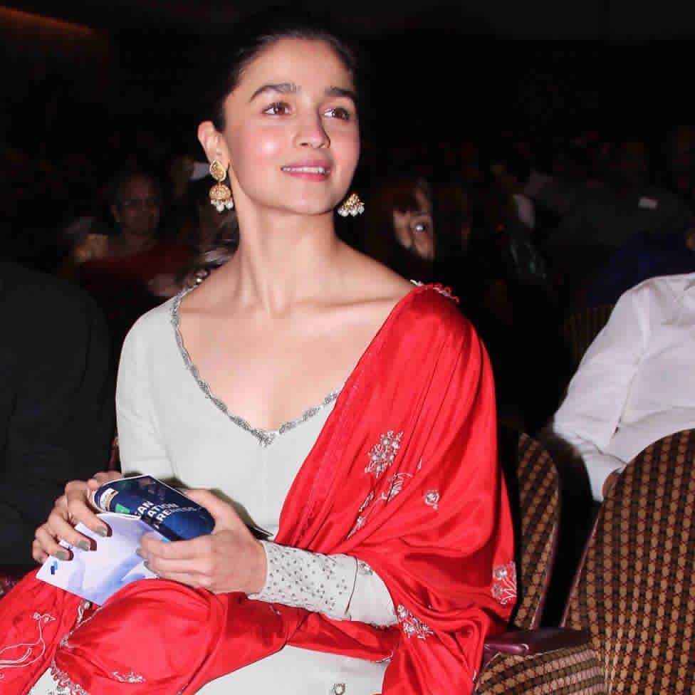 AliaCentral's tweet photo. RT @AliaCluster: Pretty in red!😍❤ @aliaa08 https://t.co/7lO6Ts4A2c