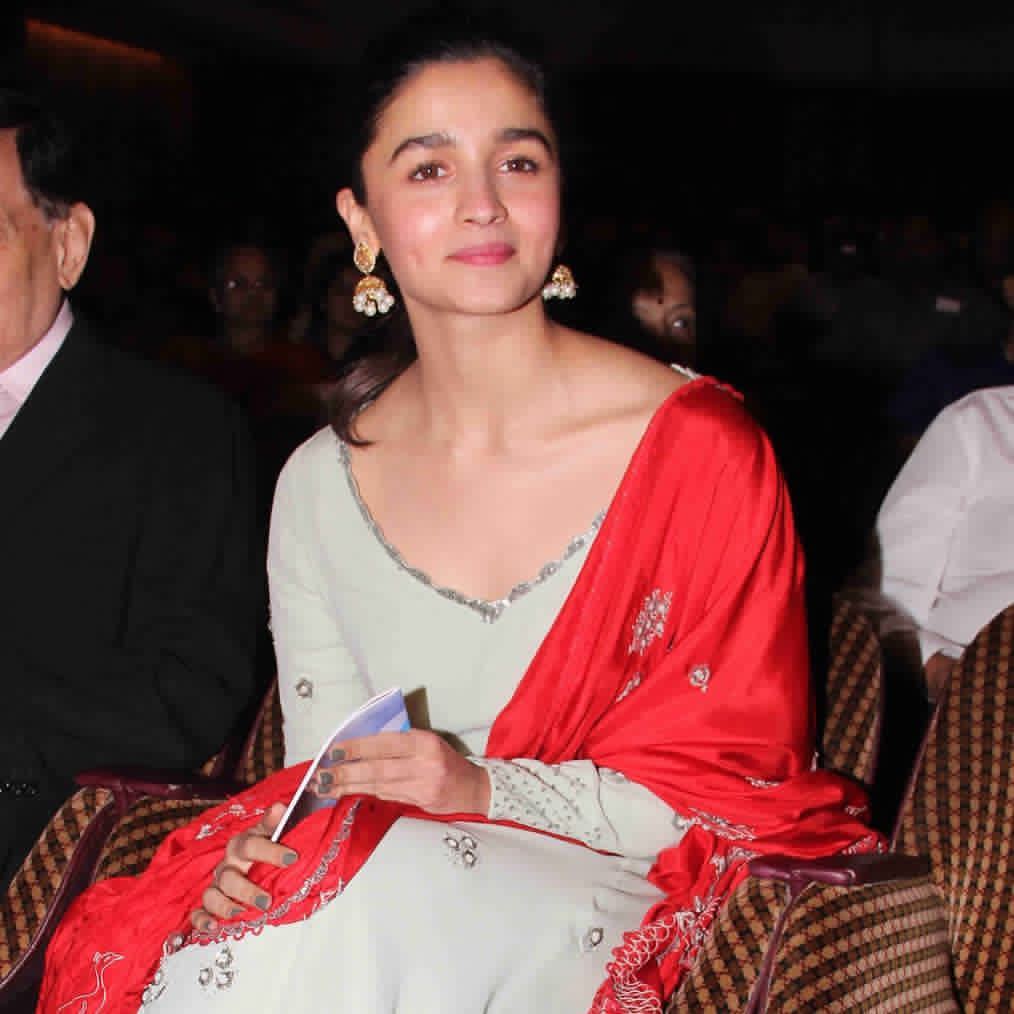 AliaCentral's tweet photo. RT @AliaCluster: Pretty in red!😍❤ @aliaa08 https://t.co/7lO6Ts4A2c