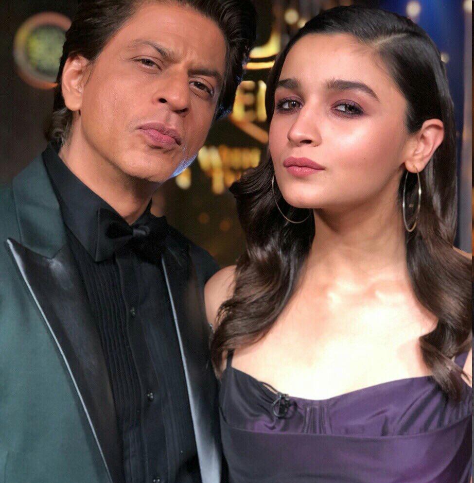 AliaCentral's tweet photo. RT @AliaCluster: Kaira and Jug unite again!😍😍🌹 @aliaa08 @iamsrk @LuxGoldenRose https://t.co/TShYjAmtY7