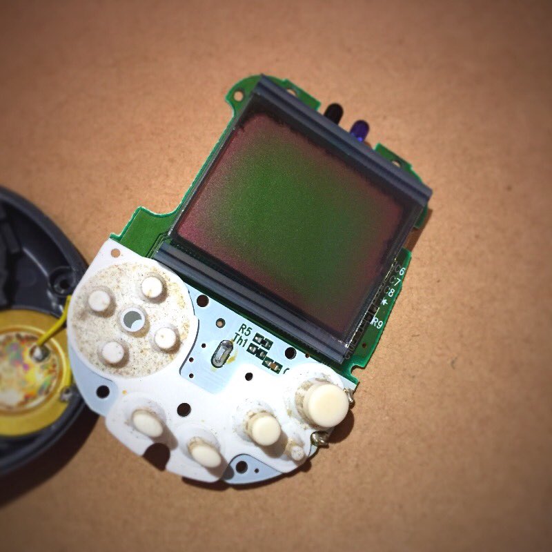 T Suzuki ハードオフさんのジャンク箱の底にあったポケットピカチュウカラー 外装やボタン周りが大分汚れて ボタンが効かない状態でしたが 分解清掃と接点メンテで無事復活 いざ分解してみて こういう仕組みだったんだ と納得してみたり 実は