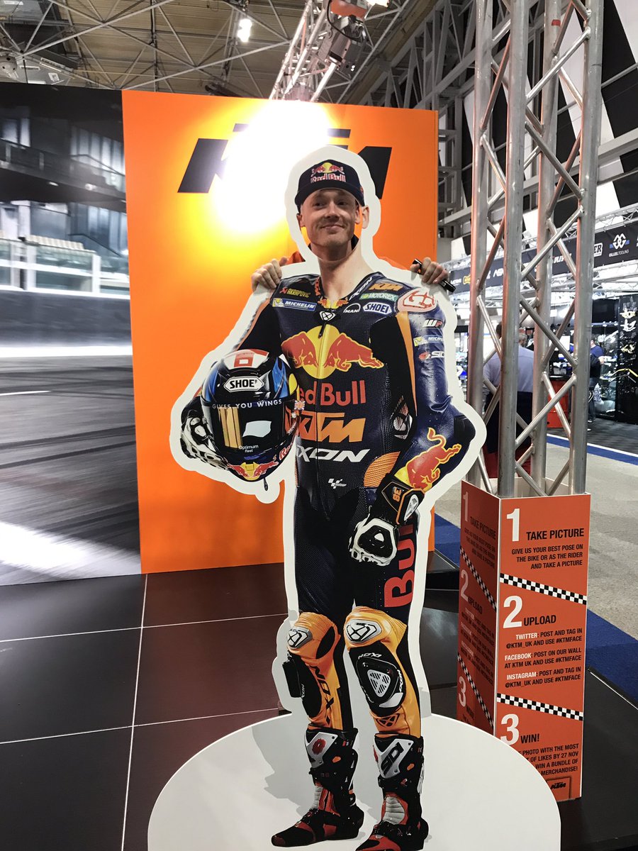KTM_UK's tweet photo. Show us your #KTMFace at Motorcycle Live. Here's Bradley Smith pretending to be Bradley Smith
#KTM #MotorcycleLive #MCL2017 https://t.co/Zo8onRlUHM