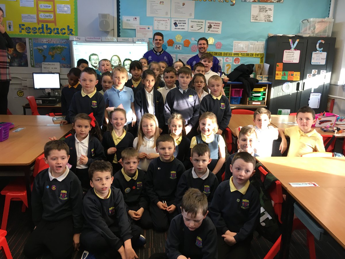 ClanIHC's tweet photo. π« COMMUNITY π«: Photo of @BrendanBrooks49 & @peaks71 meeting pupils of @BalornockPS on Thursday as part of the Clan in the Community programme πΈβ¬οΈ
#PurpleArmy #Glasgow #ClanInTheCommunity https://t.co/Hg8NQNUXjx