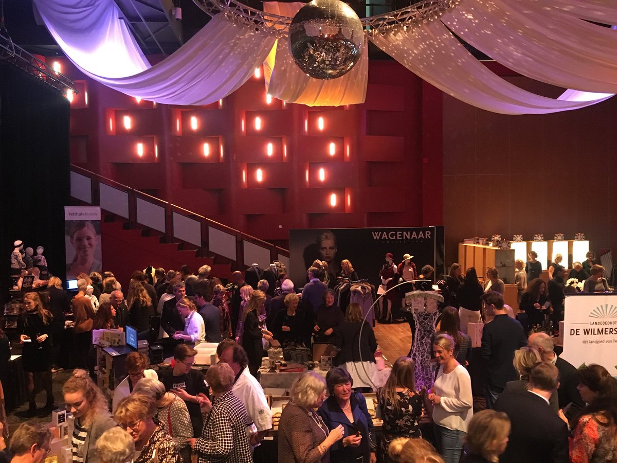Fashion Fair #Rotary #Enschede #Hengelo Goed  doel: geld inzamelen voor female cancer ontwikkelingslanden. Druk en sfeervol in @SchouwbHengelo <a href="/sanderschelberg/">BM Sander Schelberg</a>