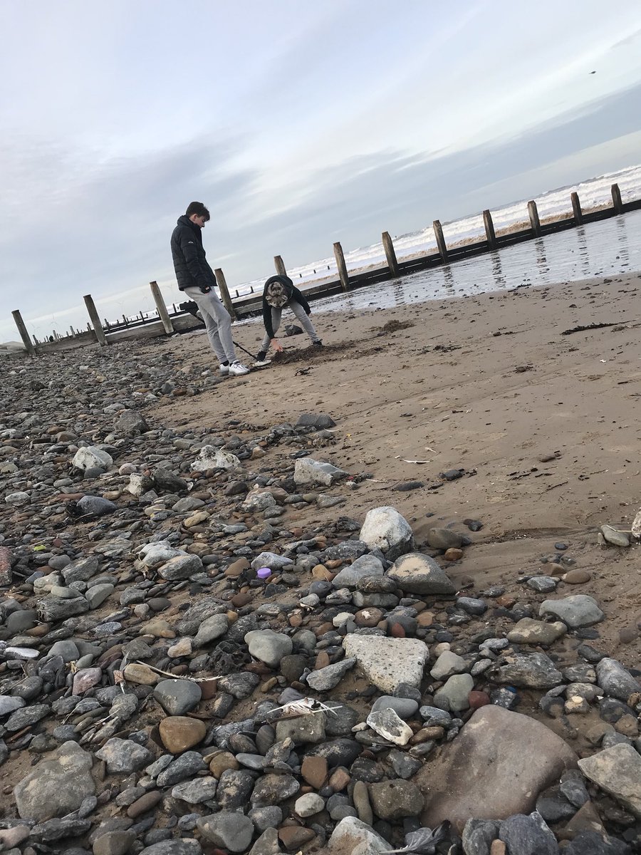 MarcAtkinsonUK's tweet photo. My kids having enormous fun with some new old tech. A 1980’s metal detector and an iron ore infused beach. They’ll be digging for hours! #oldtechVnewtech #offtheXbox https://t.co/dSvWJmaZHc