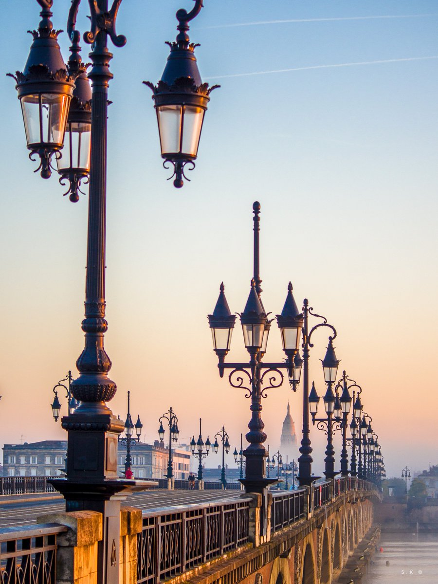 stef_kb's tweet photo. Belle ambiance à Bordeaux ce matin. @SO_Bordeaux @Bordeaux @BxMetro @sudouest @GH4users @grainedephoto https://t.co/Im7tKmuGtI
