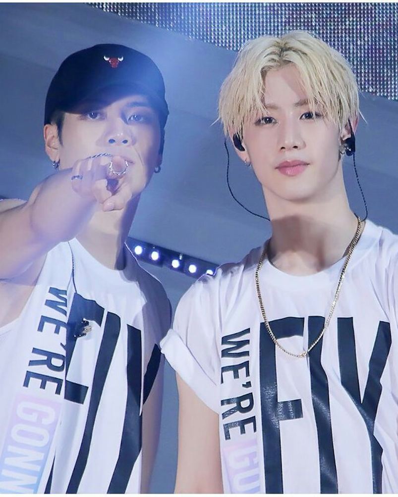 foryoulove12345's tweet photo. มาร์คฮยองนั้นคืออนาคตของเรา~~❤❤❤❤❤ ไม่ใช่ล่ะๆผิดคู่ ㅋㅋㅋㅋㅋㅋ😂😘😆
#marktuan #jacksonwang #kimyugyeom #yugyeom
#youngjae #jinyoung #parkjinyoung #bambam
#jaebum #imjaebum #GOT7 #igot7🐥#bnior #kpop #got7เป็นวงตลก #got7video #got7photo #markson #jark 😘😍❤❤❤❤❤ https://t.co/bxC9vdNzq0