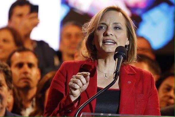 palipaulina's tweet photo. .@CarolinaGoic hace enfático llamado a votar como "compromiso ético del país". #AhoraVotaGoic #VOTA1 #GoicPresidenta #EleccionesChile2017 #ChileElige una mujer fuerte, con convicciones y que significa la política. ☝🏻🇨🇱🐝 https://t.co/1CuX6hzHmF