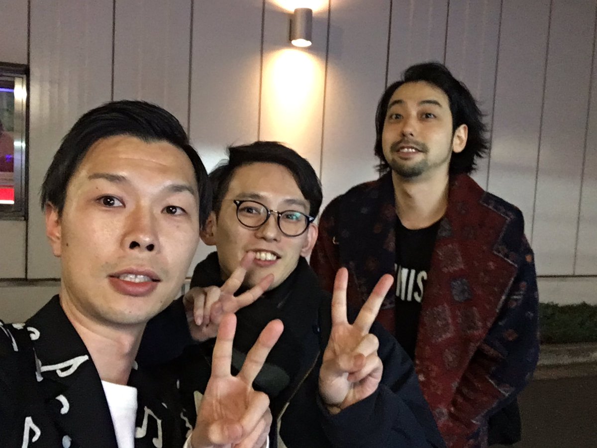 パップコーンの芦沢さんとUNISON SQUARE GARDENの鈴木さんと飲んでた。そんな変な夜。