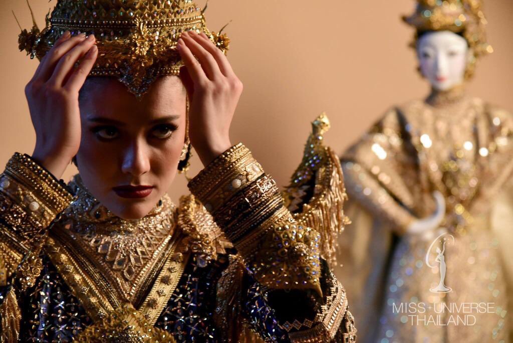 jan_jitta's tweet photo. มหกรรม รีแจกของครั้งยิ่งใหญ่เริ่มขึ้นอีกครั้ง ปีนี้แจกไรกันมั้งฟร่ะ 555 ความสนุกสุขเล็กๆ สีสันของการเชียร์ มาคร่ะ ทุเรียนทอด ไส้อั่ว มีไรอีก ขนมาาาาาา
มารีญา พูลเลิศลาภ 
ร่วมด้วยช่วนกันเชียร์ 
#MissUniverse #Thailand https://t.co/6r7R2iAcId