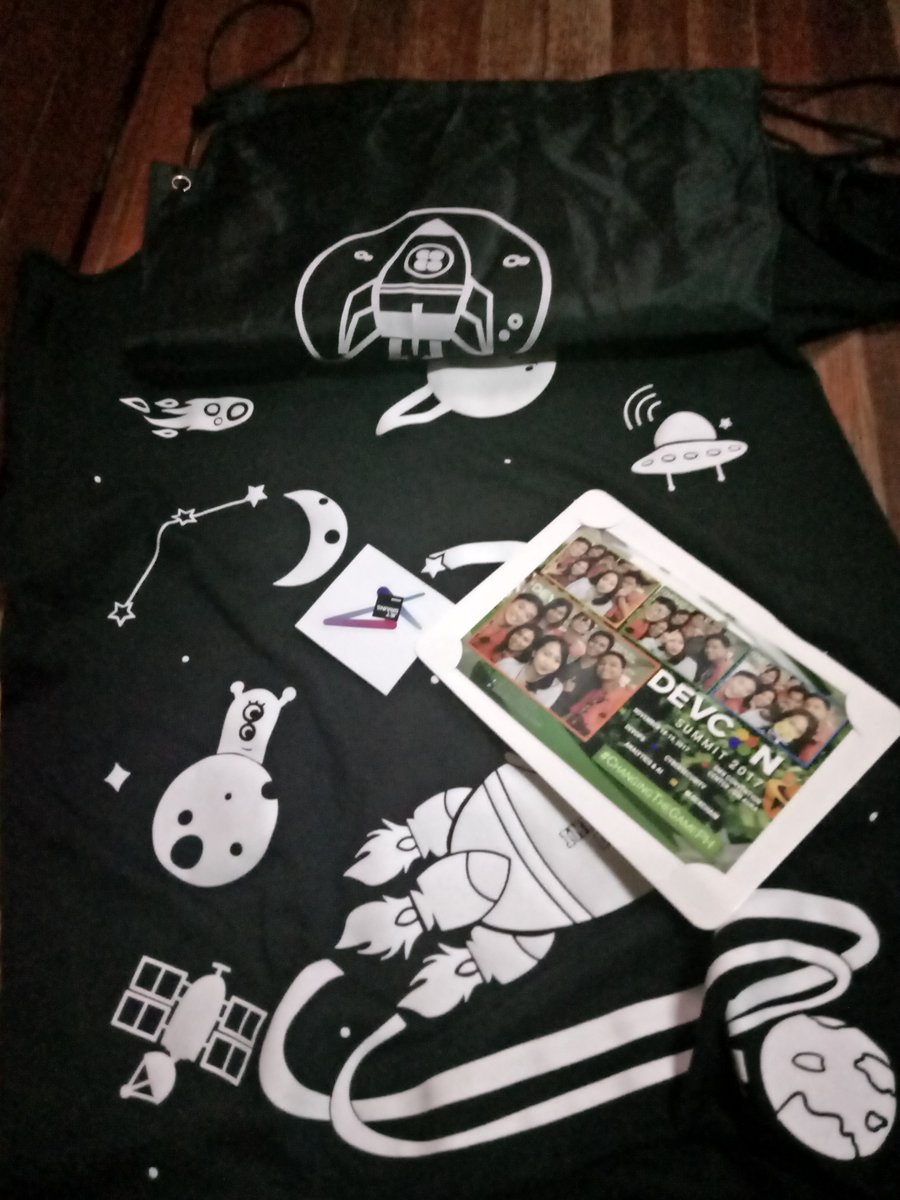 Keirylle's tweet image. Thankyou DevCon for the Tshirt and Bag 😊😊😊😊 #ChangingTheGamePH