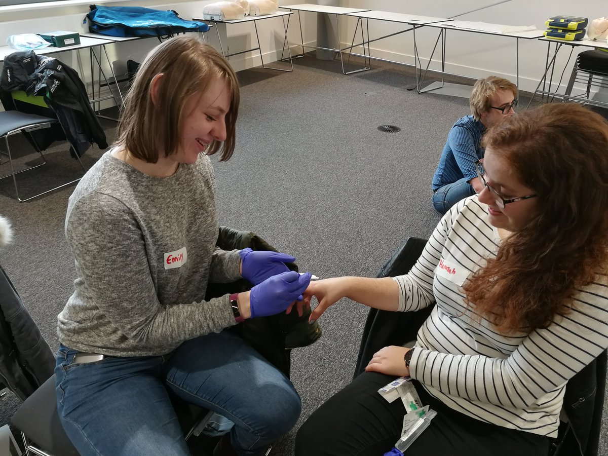 warwickfirstaid's tweet photo. New volunteers from @WarwickLINKS and @CovLINKS learning how to clean and dress wounds! #mysjaday https://t.co/Ydmu9BRHMz