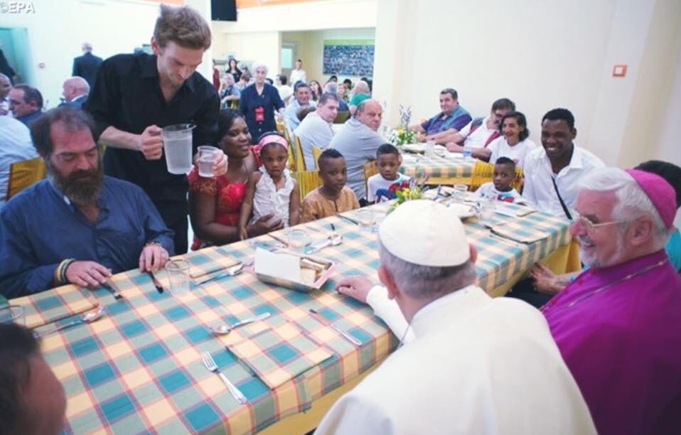 padremarlon's tweet photo. “Os pobres estejam no centro de nossas comunidades” (Papa Francisco, 19 de novembro de 2017, I Dia Mundial dos Pobres).

#PapaFrancisco
#SentindoComCristoEaIgreja
#AmarComoJesusAmou
#SedeSantos
#MariaPassaÀfrente https://t.co/SDDno5ReMt