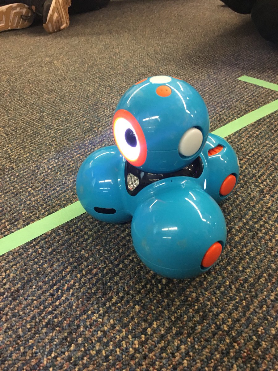 MrsLaforet's tweet photo. Exploring cms & angles with dash #edtechteam #tvdsbtech #logicsSTEMPD #logicscodes @LOGICSAcademy https://t.co/srx49I2rbM