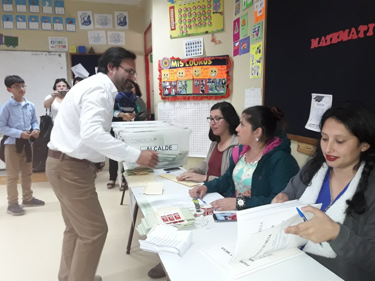 nuble_pais's tweet photo. Acompañamos a @Cristian_Quiroz candidato a diputado de @pais_chile en sufragio emitido en la Esc. Rosita O'Higgins de #Chillán. "Votamos por mayor contenido y trabajo para el progreso del territorio. Eso es lo que está en juego hoy para #Ñuble, #Yumbel y #Cabrero" https://t.co/JY8ebfXCUo