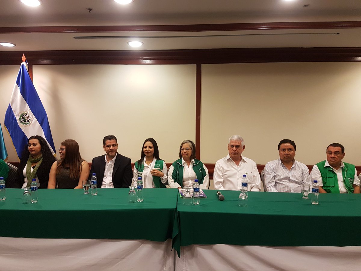 PDC_OFICIAL's tweet photo. Este día candidatos a Alcaldes y Diputados de nuestro partido entregan a Comisión Política documento trabajado en taller, sobre plataforma política de cara al 2018, recibido por el Secretario G. @rodolfo_parker cc: @_INCEP_ https://t.co/ZalsoLYCr3