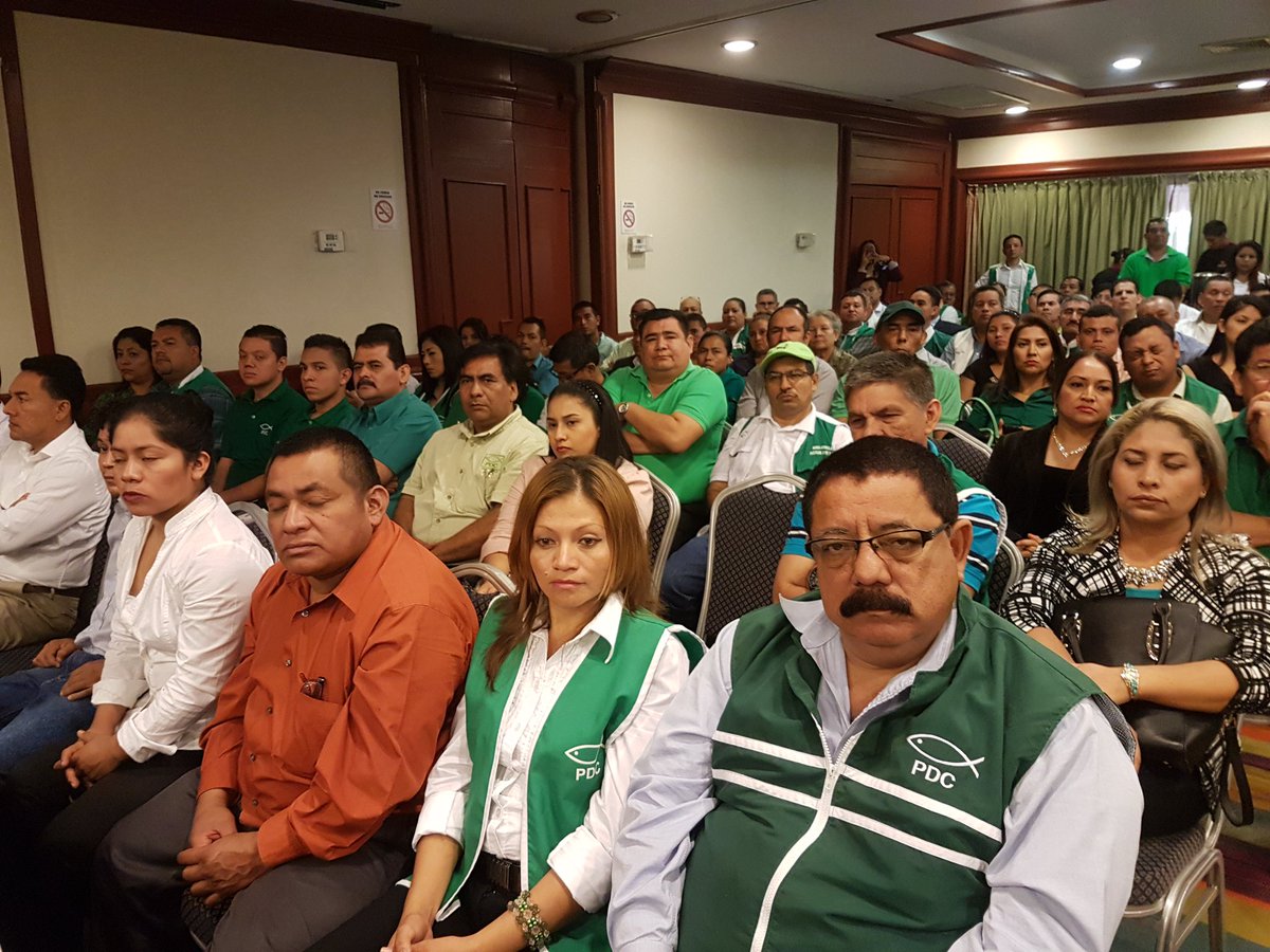 PDC_OFICIAL's tweet photo. Este día candidatos a Alcaldes y Diputados de nuestro partido entregan a Comisión Política documento trabajado en taller, sobre plataforma política de cara al 2018, recibido por el Secretario G. @rodolfo_parker cc: @_INCEP_ https://t.co/ZalsoLYCr3