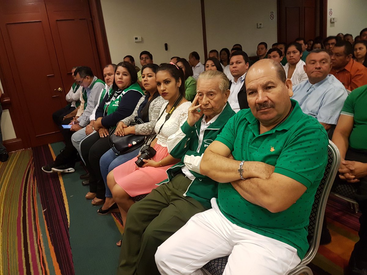 PDC_OFICIAL's tweet photo. Este día candidatos a Alcaldes y Diputados de nuestro partido entregan a Comisión Política documento trabajado en taller, sobre plataforma política de cara al 2018, recibido por el Secretario G. @rodolfo_parker cc: @_INCEP_ https://t.co/ZalsoLYCr3