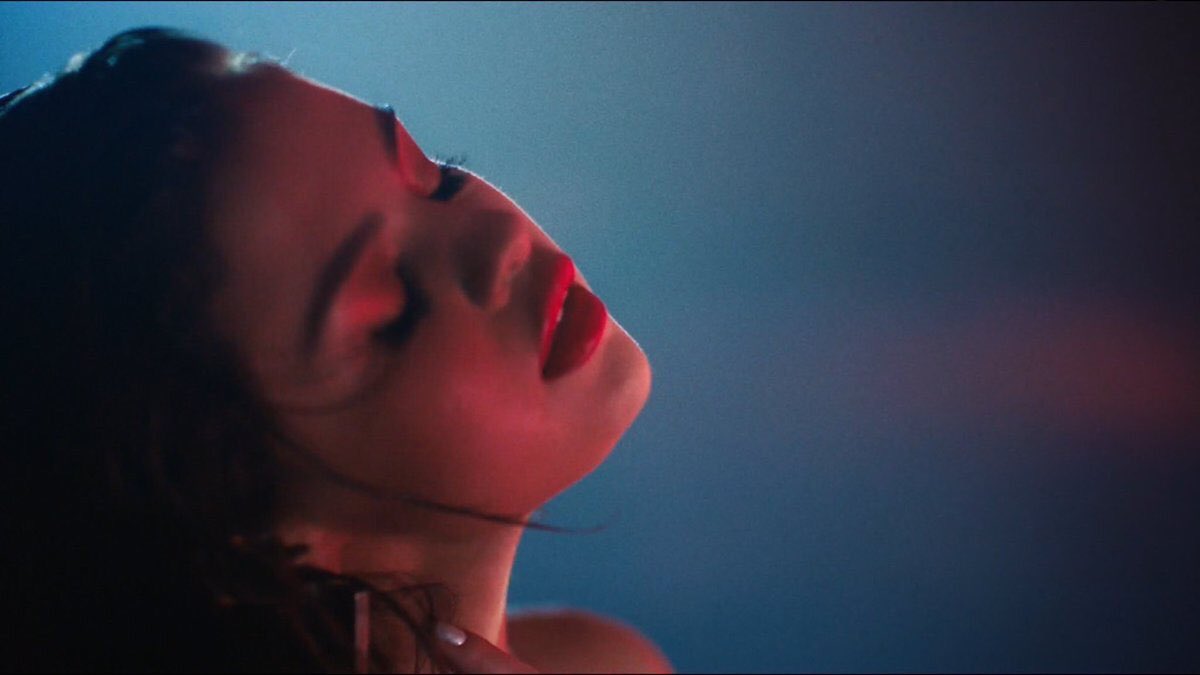 handsaniteezer's tweet photo. Can't wait any longer to see u in the red carpet queen💖💖 @selenagomez #selenagomez #SELENAxAMAs #WolvesMusicVideo https://t.co/cJ44TsNkbe