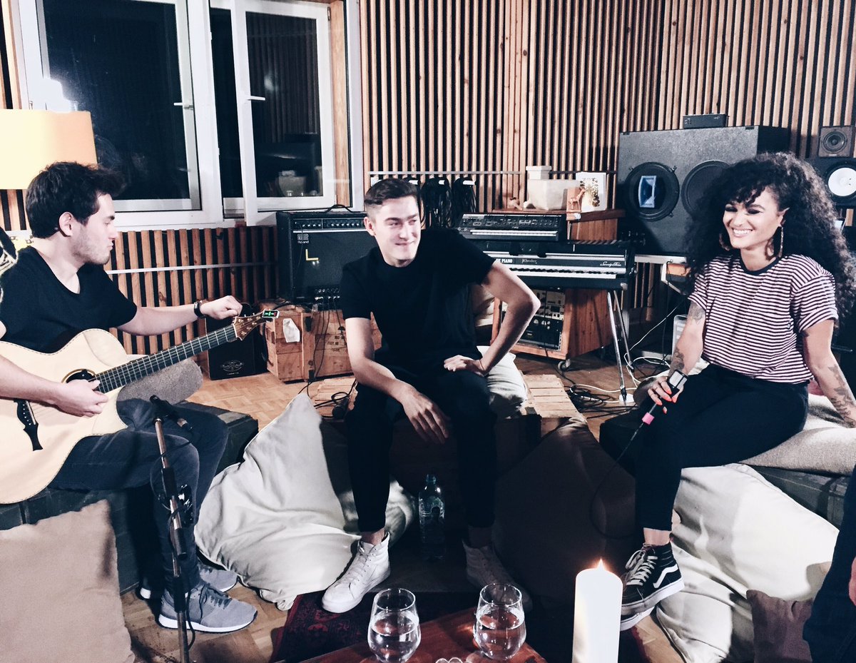 DimiRompos's tweet photo. Hey leute schaut doch mal auf youtube vorbei:
https://t.co/lKdiVdg6kq
Akustik Version von Perfeqt mit bengio und mir 
🤗🎬📽🔝💃🏻
#singer #bengiounddimi https://t.co/S9mMA9mWlw