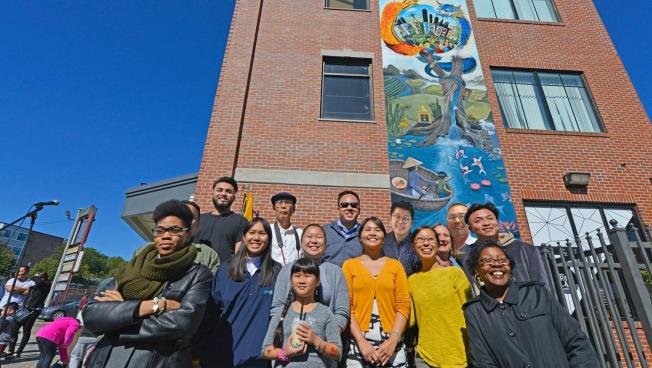 CallieCrossley's tweet photo. Ngoc-Tran Vu found a way to mark the stories and memories of her immigrant community: a collaborative mural. Learn more about it: https://t.co/BFmPPzyoxy #VietStoriesMural #DOTCommunity https://t.co/cDSCJZ1wMe