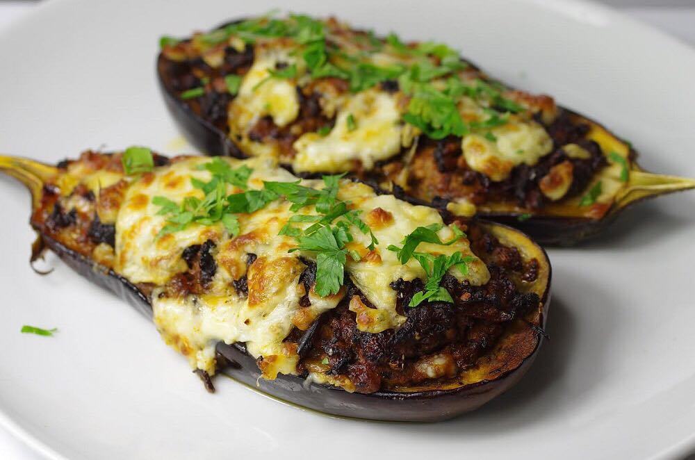 Voor aankomende week staat er een heerlijke gevulde aubergine met lamsgehakt, tomatensalade, couscous en halloumi op ons menu. Bestel vandaag en bepaal zelf op welke dag &amp; tijdstip wij langskomen!