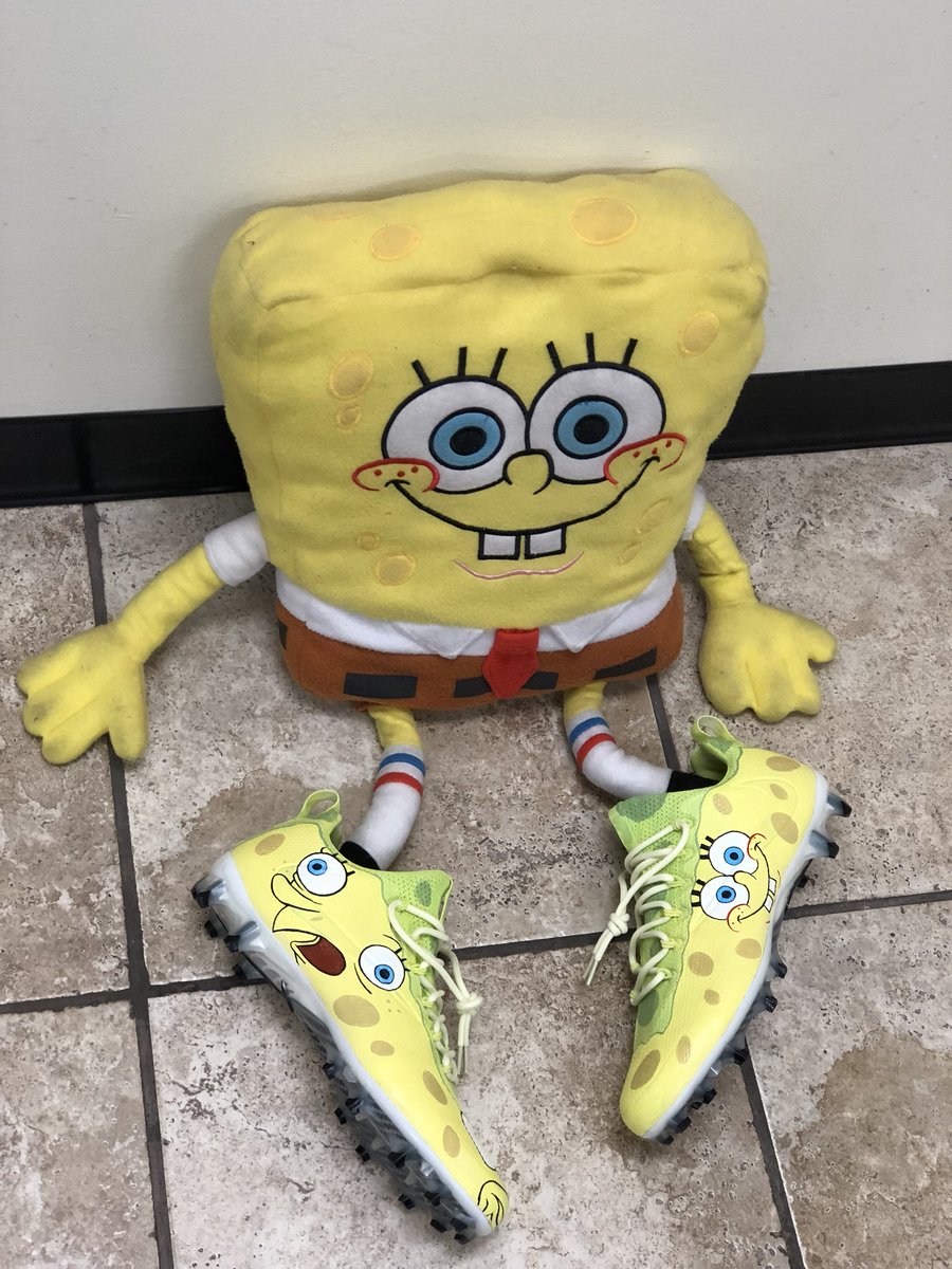 MACHE275's tweet photo. yOu wÖn’T tHRôw iT tÔ dÏgGs... lol spongebob themed cleats for the Brodie @stefondiggs today. One side the classic spongebob and the other side....well we know the meme. LOL #skol #spongebob https://t.co/gkF3M2XSDQ