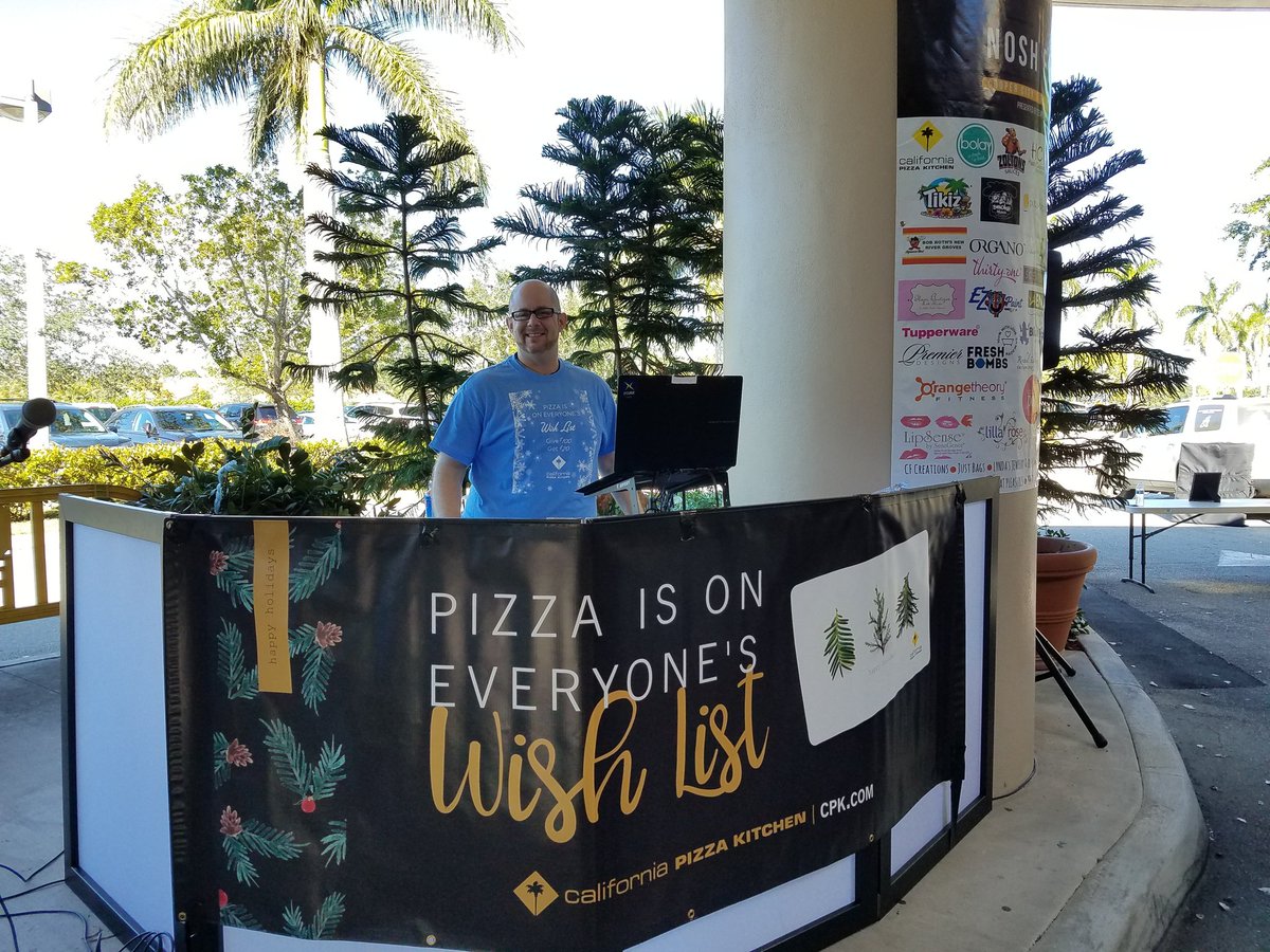 PRosepromo's tweet photo. We're here 'til 3. Come out, nosh around,  visit the CPK booth and me in the dj booth.

#NoshFest2017 #FeedingSouthFlorida #CPKPizzaWithAPurpose  #Easy93fm https://t.co/B1OqIvnJQU