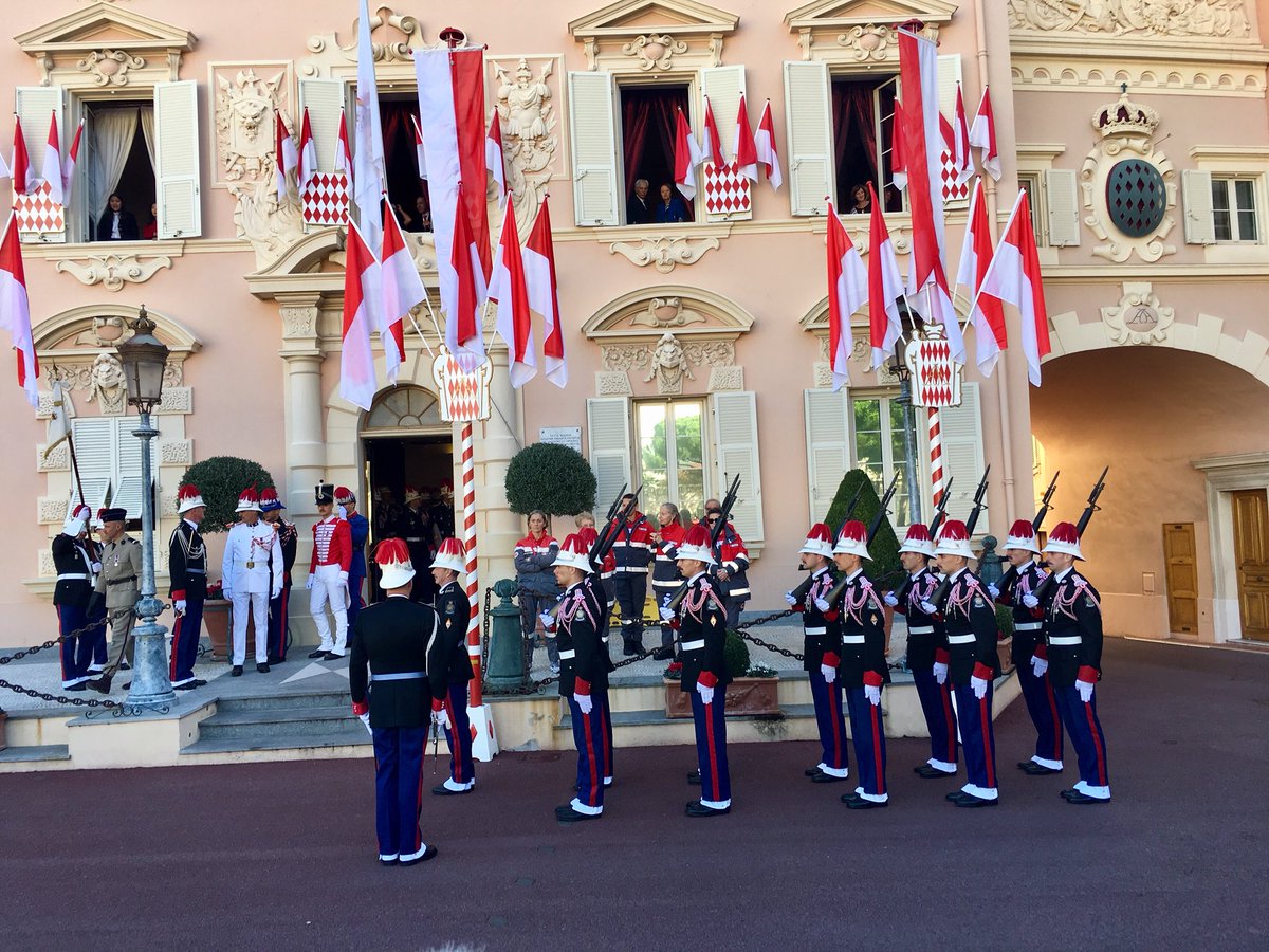 Женева набережная. Женева улица лозанна. Как называют жителей минска женевы и монако. Португалия польша расстояние. Национальная одежда монако.