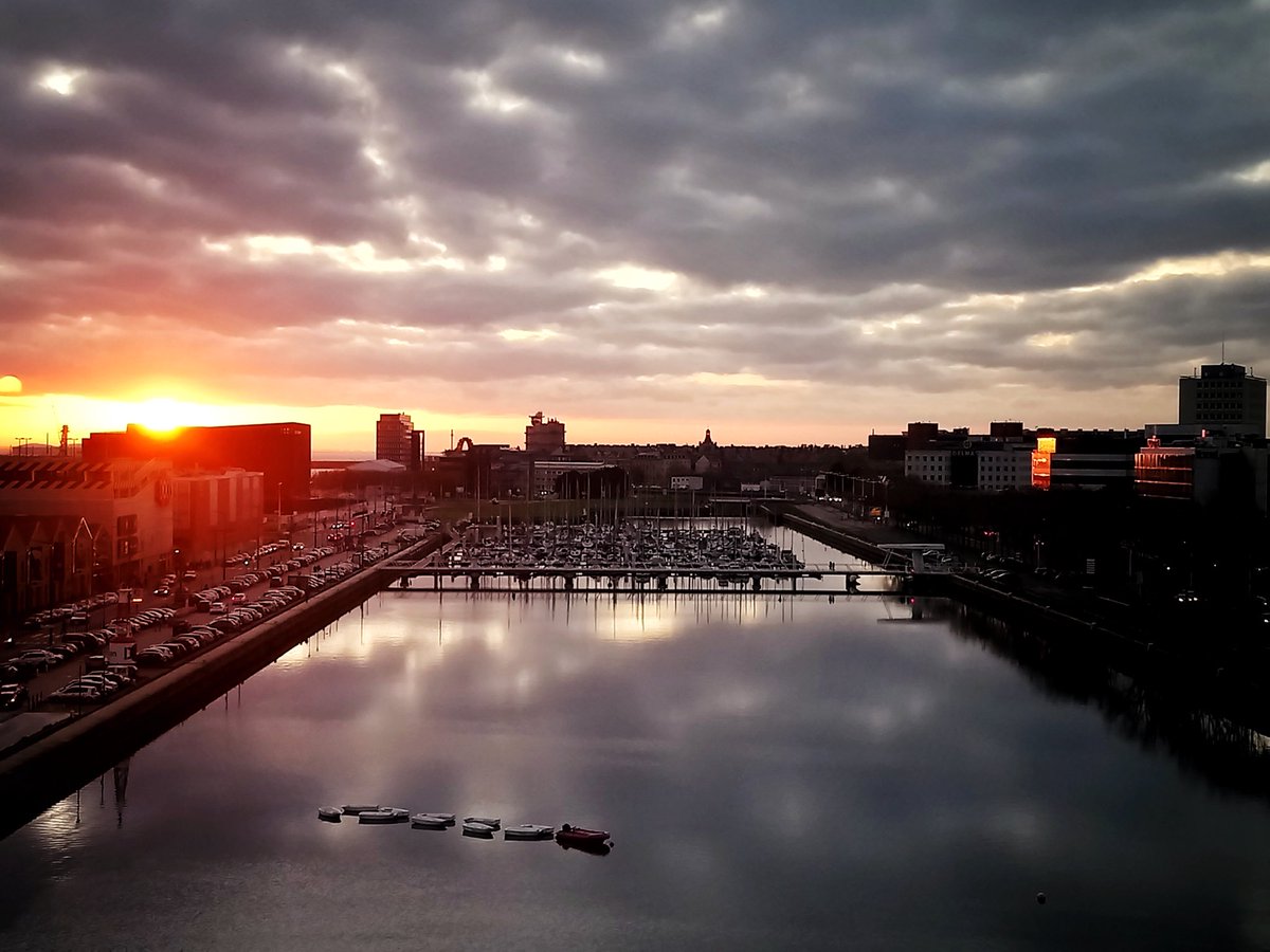 SWLeHavre's tweet photo. @SebBoullier notre photographe soleil du #StartupWeekend vous partage ce beau coucher de soleil depuis le sommet de la @cciseinestuaire ! On ne s’en lasse pas ! #swlh #swlh2017 https://t.co/OFhNTgmsFo