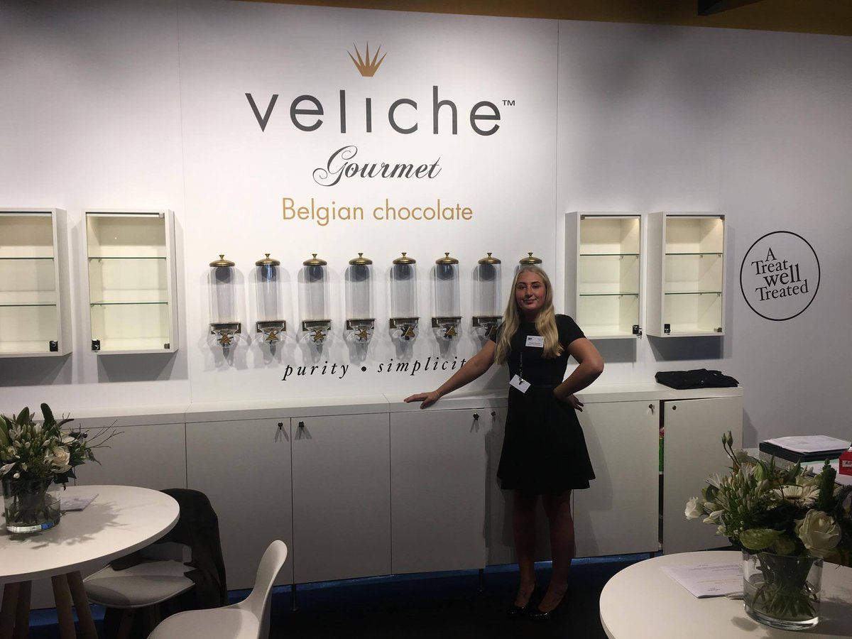 Finessedhostess's tweet photo. Onze #hostess Veronica op #HorecaExpo op stand van @VelicheGourmet in hal 2 stand 2334. @flandersexpo @Cargill @Finessedhostess. Een geslaagde start, op naar dag 2 https://t.co/DlBOY0B2sH