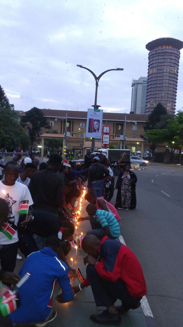 Activists light candles of courage outside the Supreme Court ahead of the decision on the presidential election petition Monday. #JusticeVigilKE #ElectionTruthKE