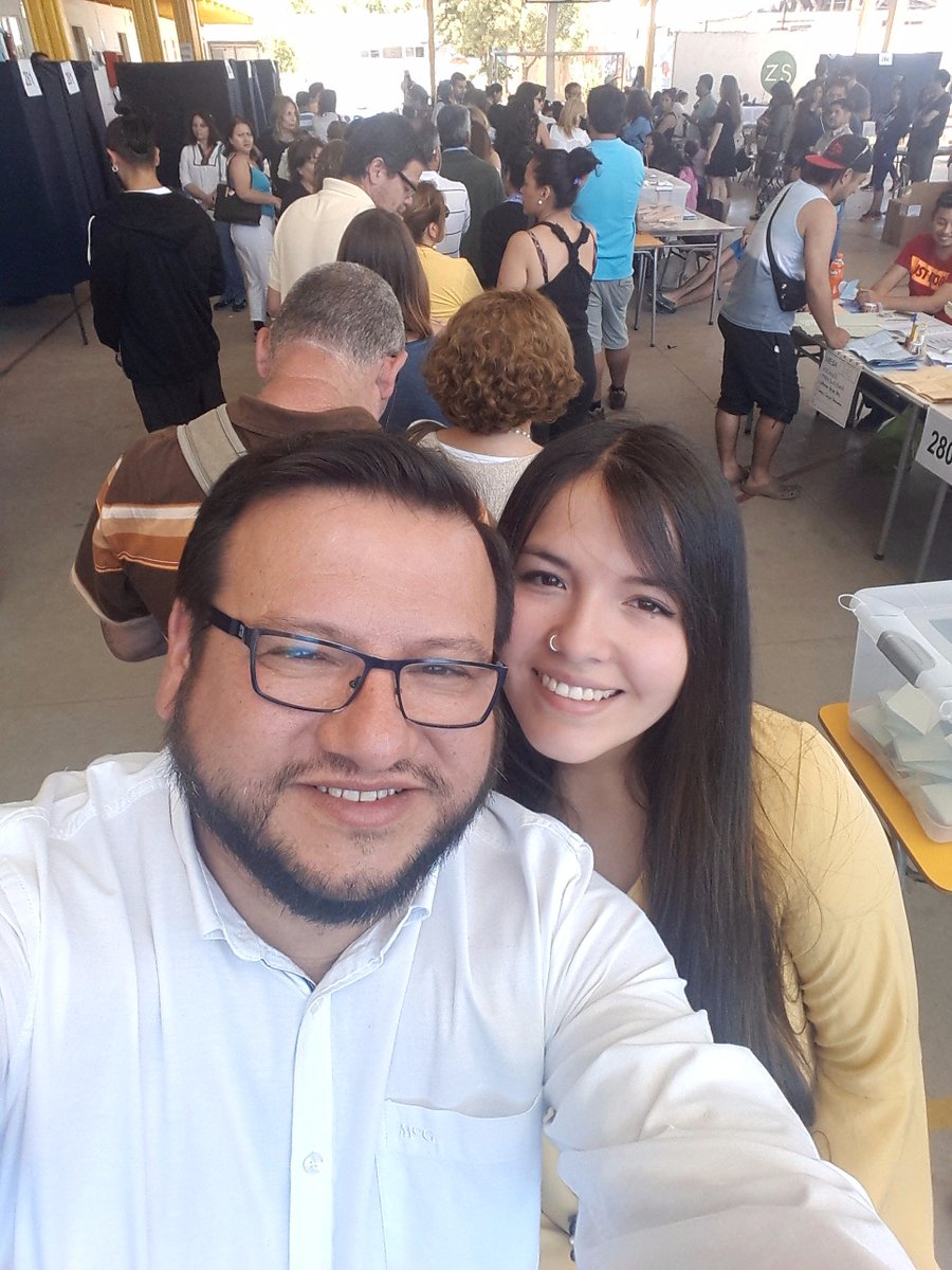 ContigoLeal's tweet photo. Votando en la Escuela Brilla El Sol en #Talca junto a mi hija Fernanda, gran afluencia de personas, así se construye la democracia! https://t.co/DSlMkFY6xq