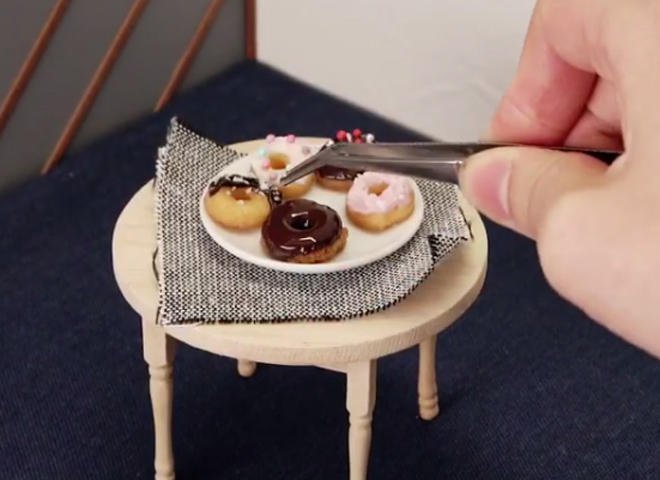 CBSNews's tweet image. Why the bite-sized morsels of the "Tiny Kitchen" video series are such a big hit: cbsn.ws/2j8hwBY