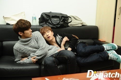 _130990's tweet photo. vengo a bendecir su tlist con un hermoso y adorable #LayHan 💜💛
 https://t.co/EO1be5ptcE