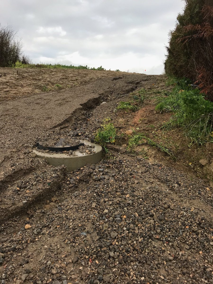 Xmaucourt57's tweet photo. @DelphineDematte :
Inondation et coulée de boue pendant travaux #alerte glissement de terrain #lotissement en cours https://t.co/k5DC51E7Z7