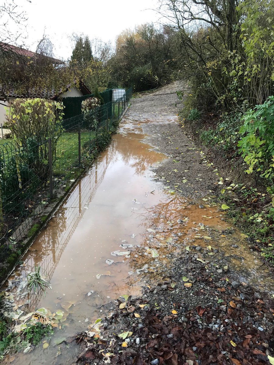 Xmaucourt57's tweet photo. @DelphineDematte :
Inondation et coulée de boue pendant travaux #alerte glissement de terrain #lotissement en cours https://t.co/k5DC51E7Z7