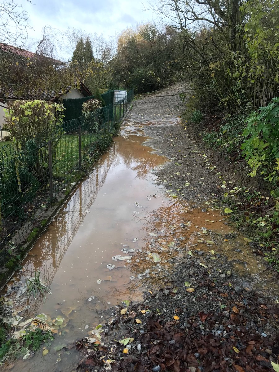 Xmaucourt57's tweet photo. @DelphineDematte :
Inondation et coulée de boue pendant travaux #alerte glissement de terrain #lotissement en cours https://t.co/k5DC51E7Z7