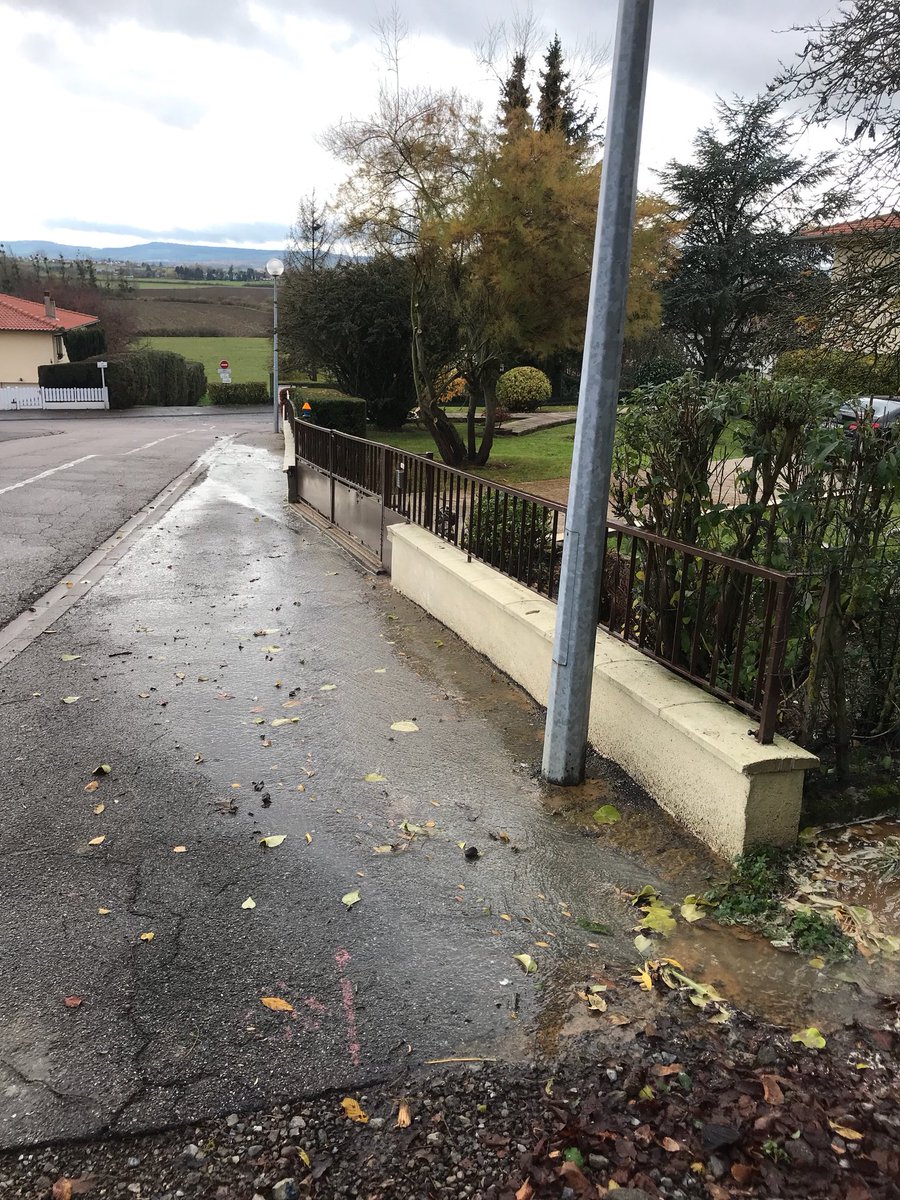 Xmaucourt57's tweet photo. @DelphineDematte :
Inondation et coulée de boue pendant travaux #alerte glissement de terrain #lotissement en cours https://t.co/k5DC51E7Z7
