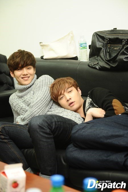 _130990's tweet photo. vengo a bendecir su tlist con un hermoso y adorable #LayHan 💜💛
 https://t.co/EO1be5ptcE