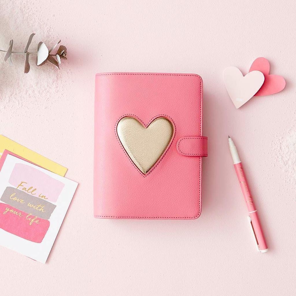 PatriziaCilli's tweet photo. Time to make some goals, organize your week and stay focused! Be inspired by @kikki.k with this lovely pink leather #planner featuring a 3D heart motif. #keepwriting #kikkikplannerlove #weekplanner https://t.co/fClFp6J7WR https://t.co/TqEXtZBEgA