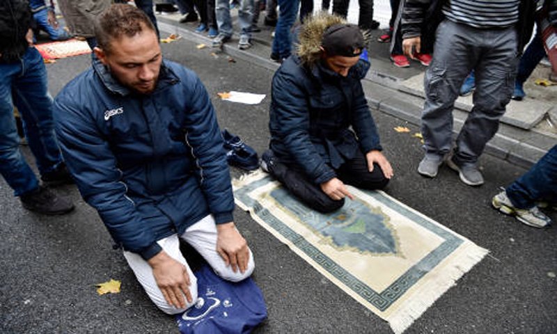 ExpressNewzLive's tweet photo. France to 'prevent' Muslim street prayers in
Paris suburb  https://t.co/ZQkB89zwiZ